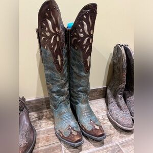 Gorgeous tall Lane Turquoise Boots!